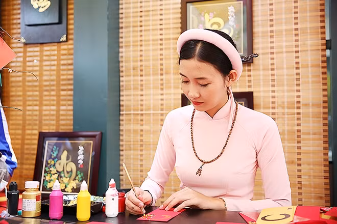 Nét chữ vàng được "bà đồ" khắc lên bao lì xì do khách hàng đặt mua
