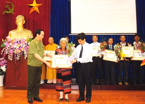 Thay mặt Ban Chỉ đạo Tây Nguyên, Đại tướng Trần Đại Quang, Ủy viên Bộ Chính trị, Bộ trưởng Bộ Công an, Trưởng Ban Chỉ đạo Tây Nguyên, ông Trần Việt Hùng, Phó trưởng Ban Thường trực trao tặng Bằng khen cho các cá nhân.
