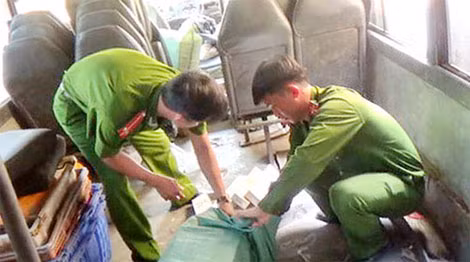 Cơ quan công an đang kiểm đếm, lập biên bản số thuốc lá ngoại nhập lậu.