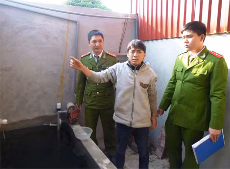 Nguyễn Tiến Dũng tại hiện trường vụ án.