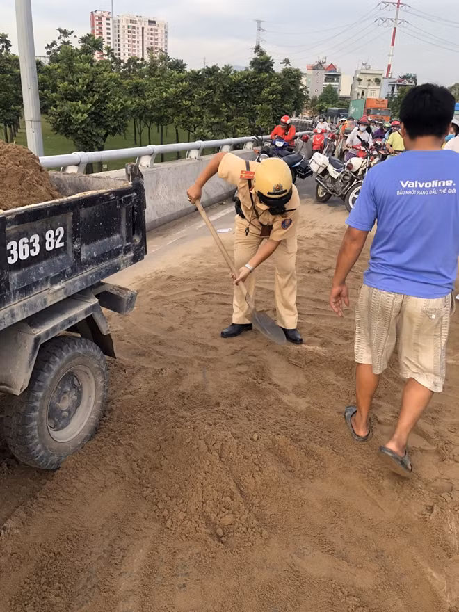 Số lượng cát rơi vãi khá lớn.