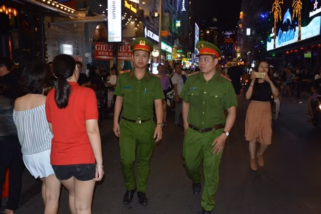 Công an phường Phạm Ngũ Lão luôn nỗ lực để đảm bảo an ninh, an toàn cho phố Tây.