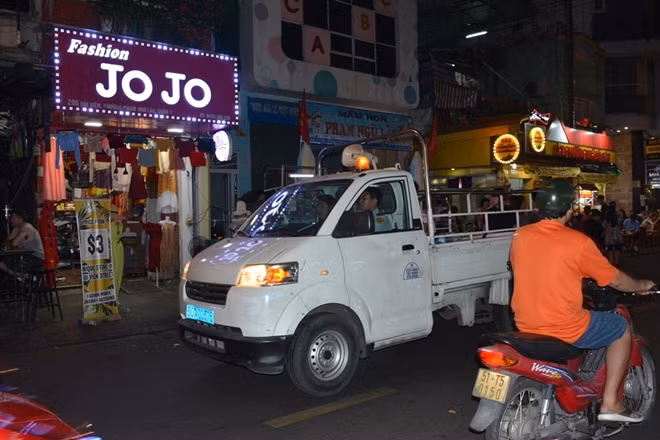 Ngoài Công an phường, còn có nhiều lực lượng chức năng khác chung tay giữ gìn an ninh trật tự tại phố Tây.