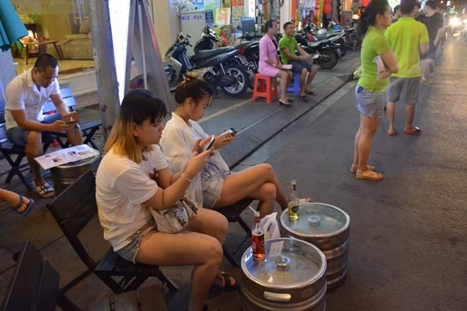 Chỉ đơn giản là gọi hai ly nước và ngồi thưởng thức.