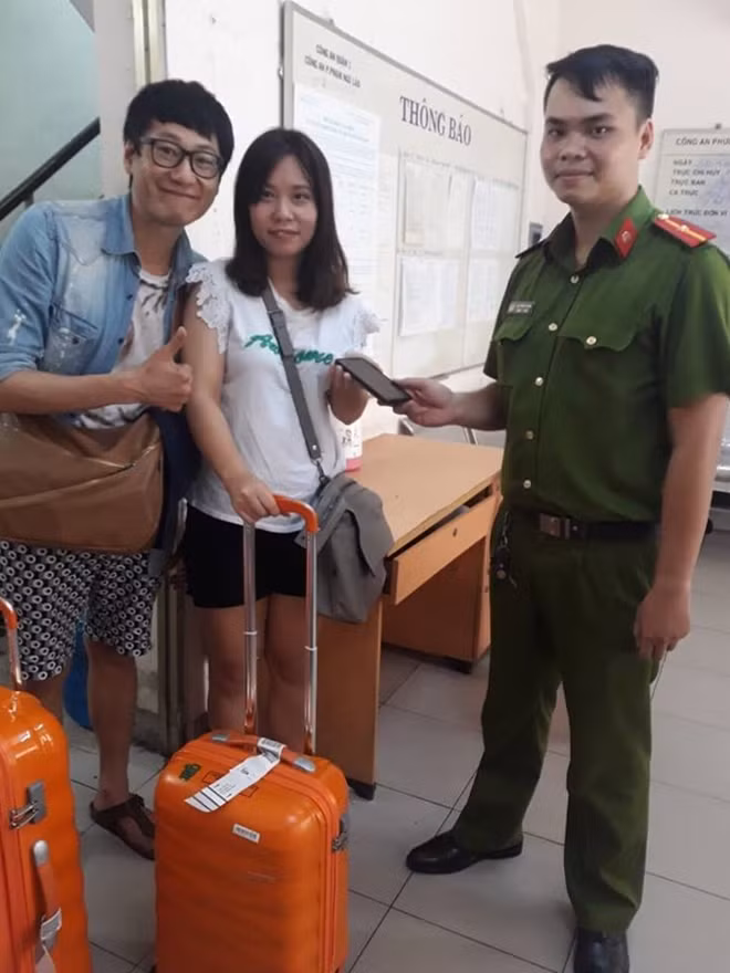 Công an phường Phạm Ngũ Lão trao trả lại ĐTDĐ cho cặp đô du khách Hàn Quốc.