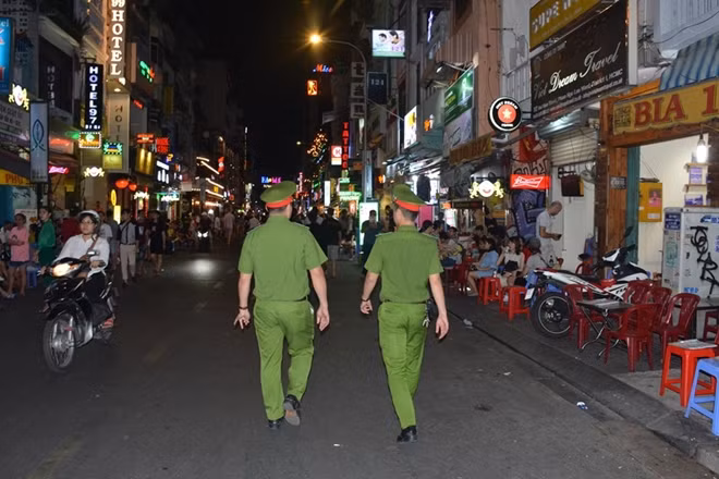Công an phường Phạm Ngũ Lão thường xuyên tuần tra tại phố đi bộ Bùi Viện.
