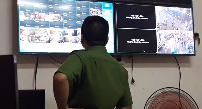 Tại trụ sở Công an phường Phạm Ngũ Lão, có bốn màn hình lớn thể hiện những hình ảnh chuyển động bên ngoài khu vực phố Tây được truyền về từ các camere an ninh được gắn nhiều nơi ở phố Tây.