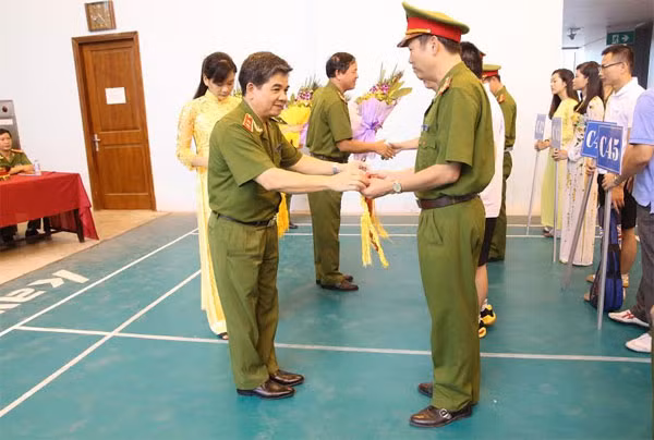 Trung tướng Nguyễn Văn Ba và Thiếu tướng Trần Văn Vệ tặng hoa và cờ cho các đội. Trung tướng Nguyễn Văn Ba và Thiếu tướng Trần Văn Vệ tặng hoa và cờ cho các đội.
