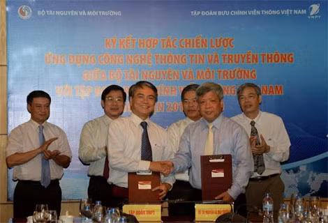 Đại diện VNPT kí kết thoả thuận hợp tác với đại diện Bộ Tài nguyên – Môi trường.