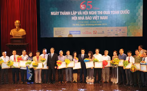 Đồng chí Đinh Thế Huynh, Ủy viên Bộ Chính trị, Bí thư Trung ương Đảng, Trưởng Ban Tuyên giáo Trung ương và Phó Thủ tướng Chính phủ Vũ Đức Đam, với các nhà báo đại diện cho các tập thể nhận bằng khen của Hội Nhà báo Việt Nam. Đồng chí Đinh Thế Huynh, Ủy viên Bộ Chính trị, Bí thư Trung ương Đảng, Trưởng Ban Tuyên giáo Trung ương và Phó Thủ tướng Chính phủ Vũ Đức Đam, với các nhà báo đại diện cho các tập thể nhận bằng khen của Hội Nhà báo Việt Nam.