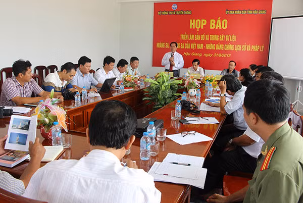Các phóng viên báo, đài TW và địa phương tham dự buổi họp báo.