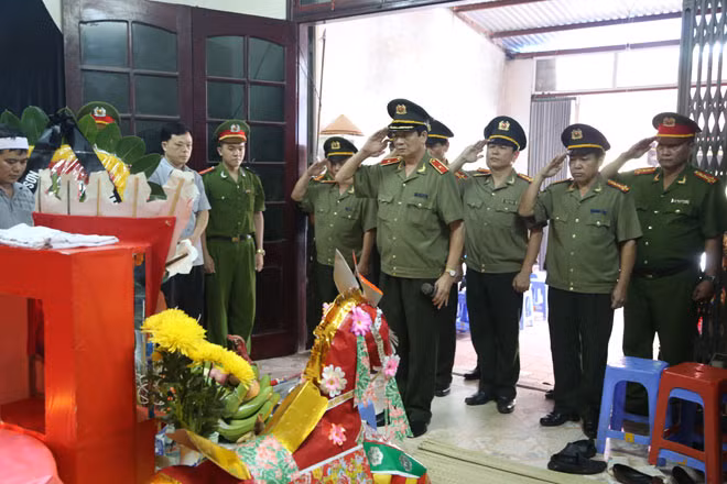 Thiếu tướng Nông Văn Định, Giám đốc CA tỉnh Lạng Sơn viếng đồng đội.