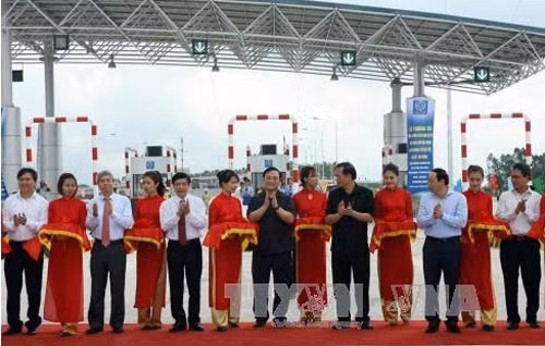 Phó Thủ tướng Hoàng Trung Hải và các đại biểu cắt băng thông xe tuyến đường. Ảnh: Huy Hùng – TTXVN.