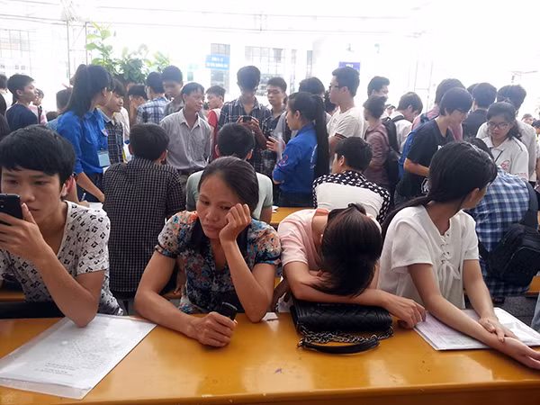 Thí sinh gục xuống bàn vì mệt mỏi sau 20 ngày quay cuồng với quyết định rút-nộp hồ sơ. Thí sinh gục xuống bàn vì mệt mỏi sau 20 ngày quay cuồng với quyết định rút-nộp hồ sơ.
