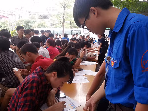 Thí sinh chờ đợi nộp hồ sơ vào Học viện Bưu chính Viễn thông. Thí sinh chờ đợi nộp hồ sơ vào Học viện Bưu chính Viễn thông.