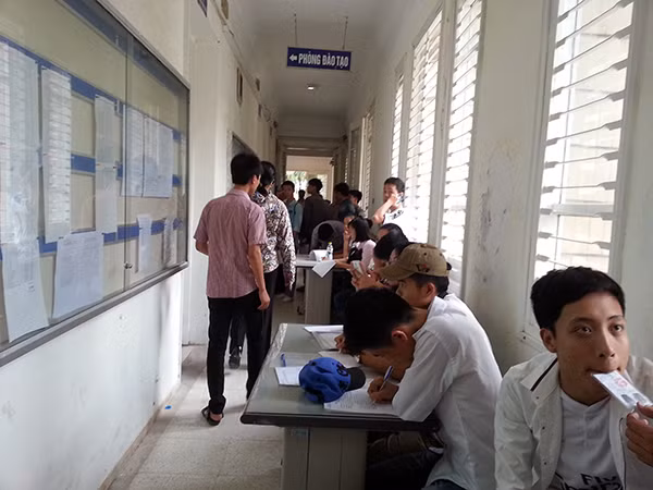 Thí sinh căng thẳng đưa ra quyết định trước phòng Đào tạo của trường ĐH Kiến trúc Hà Nội. Thí sinh căng thẳng đưa ra quyết định trước phòng Đào tạo của trường ĐH Kiến trúc Hà Nội.