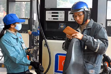 Giá xăng tăng thêm 1.600 đồng từ 15h chiều nay.