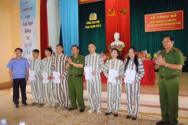 Trung tướng Hồ Thanh Đình cùng Ban giám thị trại giam trao quyết định đặc xá.