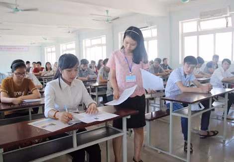 Thí sinh dự thi tốt nghiệp THPT quốc gia tại cụm thi số 26 Đại học Huế. Thí sinh dự thi tốt nghiệp THPT quốc gia tại cụm thi số 26 Đại học Huế.