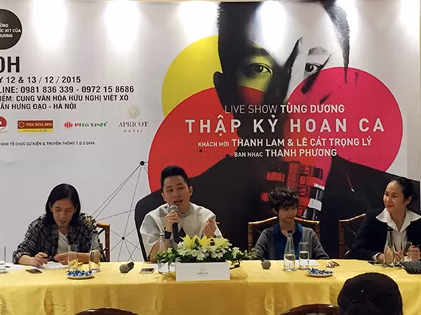 Tùng Dương trao đổi với báo giới về chương trình “Thập kỷ hoan ca”.
