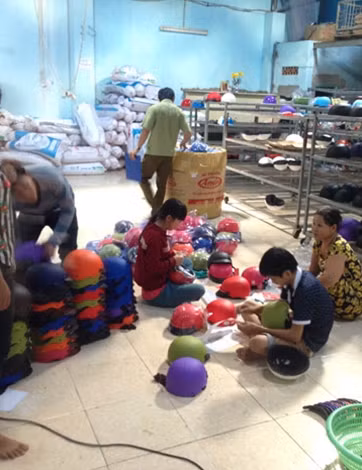 Chi cục QLTT TP Hồ Chí Minh kiểm tra cơ sở sản xuất mũ bảo hiểm ở quận 8 có dấu hiệu vi phạm sở hữu trí tuệ.