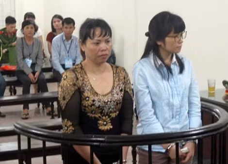Hai bị cáo Thúy (phải) và Vinh tại phiên xử ngày 9/ 11.
