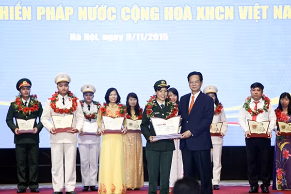 Thủ tướng Nguyễn Tấn Dũng trao giải Đặc biệt cho tác giả Nguyễn Thị Đắc Hương. Ảnh: Thiện Hoàng.
