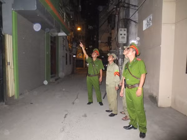 Tổ công tác Công an phường Phương Liệt phối hợp với lực lượng bảo vệ dân phố thực hiện tuần tra đêm trên địa bàn.