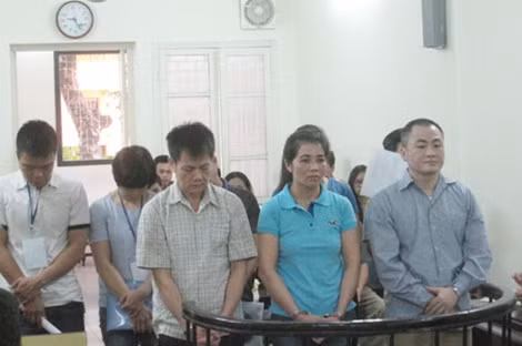 Bị cáo Long (ngoài cùng bên phải) và các đối tượng trong vụ án.