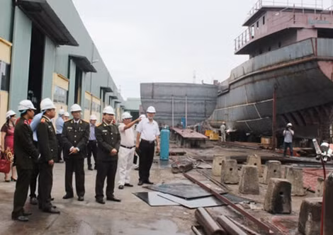 Lãnh đạo Tổng cục Hậu cần - Kỹ thuật và Công ty Nam Triệu kiểm tra tiến độ đóng mới tàu cho ngư dân Bình Định theo Nghị định 67/CP. Ảnh: An Khang.