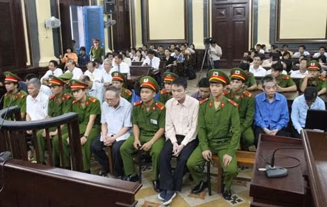 Vũ Quốc Hảo và đồng bọn trong một phiên tòa. Ảnh: zing.vn Vũ Quốc Hảo và đồng bọn trong một phiên tòa. Ảnh: zing.vn