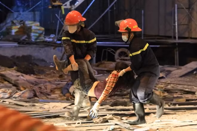 Một nạn nhân sau đó được lực lượng cứu hộ đưa ra khỏi hiện trường.