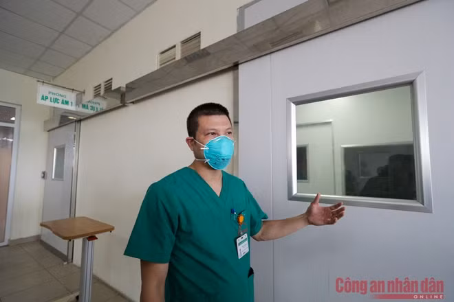 Bác sĩ Trần Văn Bắc giới thiệu về phòng áp lực âm dành cho bệnh nhân dương tính. Các phòng này được sử dụng để ngăn ngừa sự lây nhiễm chéo giữa các phòng với nhau.