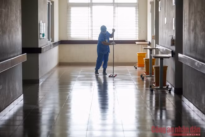 Nhân viên bệnh viện lau dọn tầng cách ly thường xuyên, đảm bảo vệ sinh tuyệt đối.