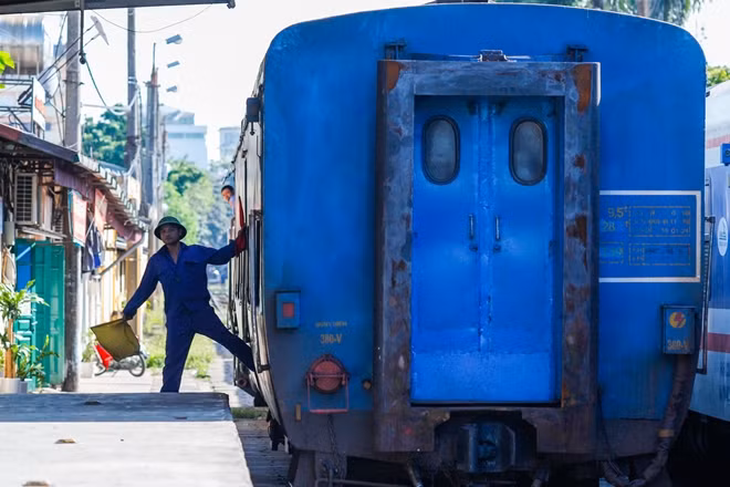 Toa xe hàng được ghép thêm và toa khách để vận chuyển hàng cứu trợ