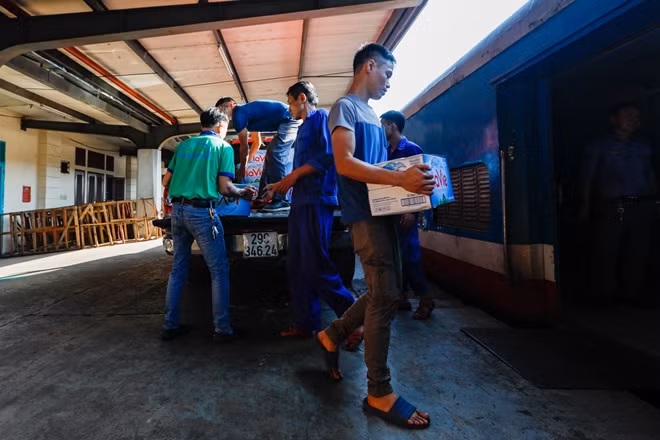 Hàng chủ yếu là thuốc men, thực phẩm, nước uống, áo phao