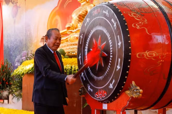 Phó Thủ tướng Thường trực Chính phủ Trương Hoà Bình đánh trống khai hội Bái Đính 2020