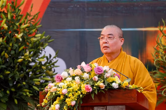 Thượng toạ Thích Thanh Nhiễu - Chủ trì chùa Bái Đính phát biểu tại buổi lễ