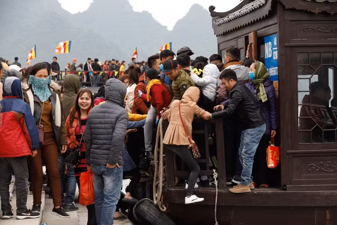 Trèo lên thuyền qua lan can là hành động của những khách "dù"