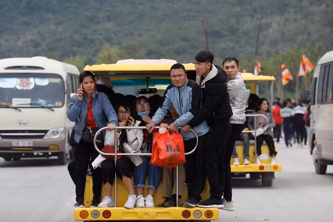 Du khách đi xe điện ở Tam Chúc