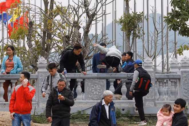 Trèo tường vì... lười đi bộ