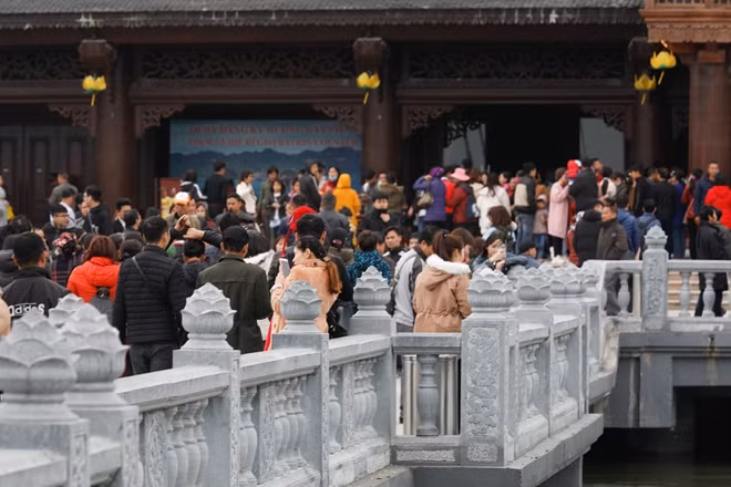 Ước tính từ ngày mùng 2 Tết đến mùng 5 Tết, mỗi ngày Tam Chúc đã đón khoảng 6 vạn khách du lịch