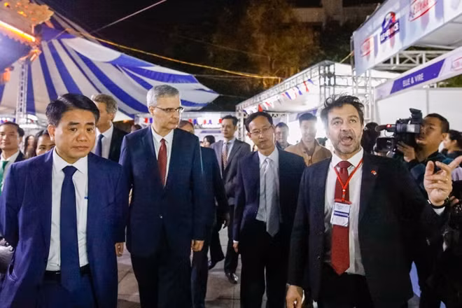 Chủ tịch UBND TP Hà Nội cùng Đại sứ CH Pháp tại Việt Nam tham quan khu trưng bày tại Lễ hội