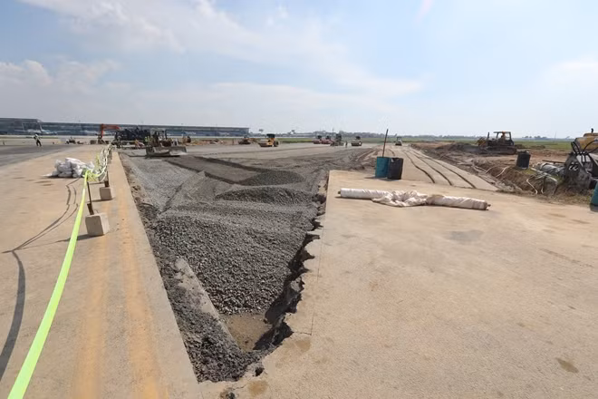 Khu vực đầu đường băng đang được thi công.