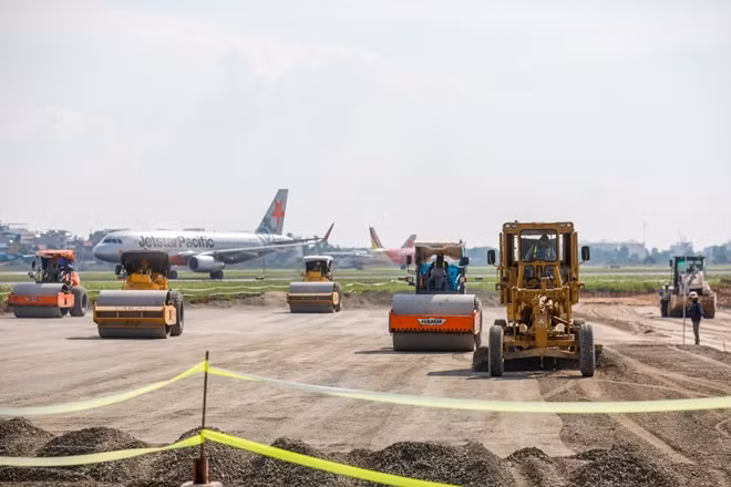 Các loại máy móc được đặt trong khu vực được rào bằng dây phản quang. Các công nhân ở đây thường làm việc đến 2h hoặc 3h sáng.