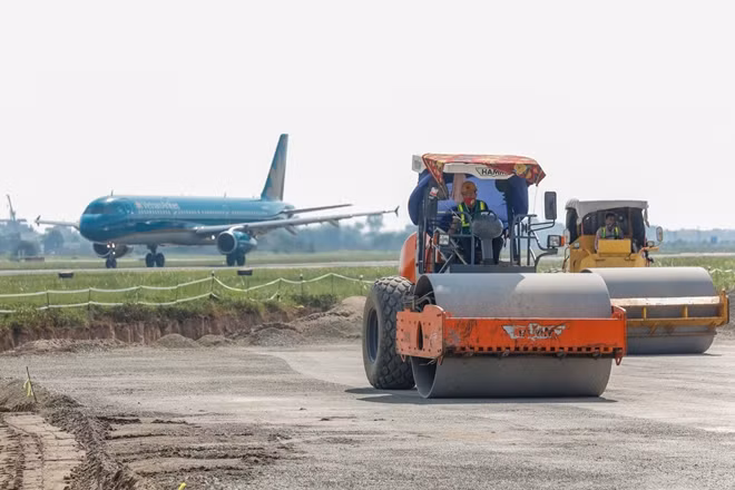 Việc thi công tại ngay đường băng được thực hiện dưới sự giám sát của bên quản lý sân bay và chủ đầu tư 24h/24h nhằm đảm bảo an toàn tuyệt đối cho các chuyến bay