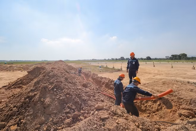 Nhân viên của NIA tiến hành lắp đặt hệ thống cáp ngầm.