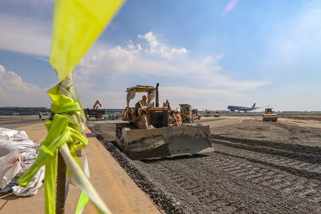 Dự kiến, giai đoạn 1 của dự án sẽ kết thúc vào ngày 26/7. Sau đó, đường băng 1A được mở và đóng đường băng 1B để sửa chữa đến cuối năm.