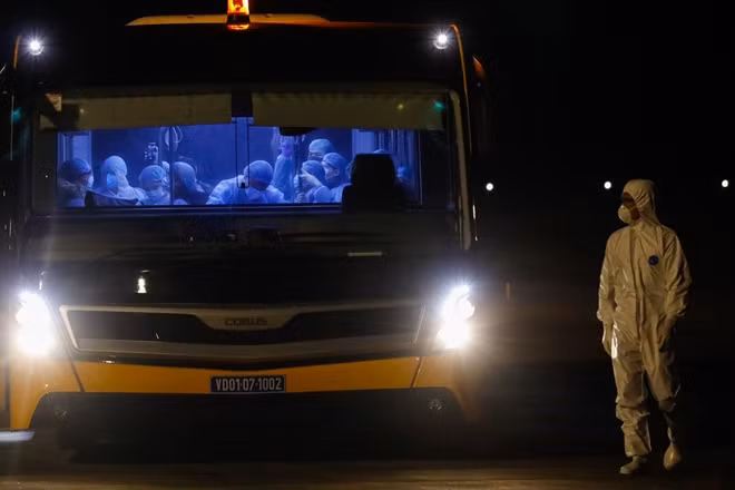 Xe bus chở hành khách đều được phun khử trùng trước và sau thực hiện nhiệm vụ.