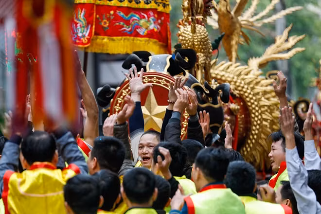 Mỗi lần nghỉ là các đội vác pháo sẽ tung hô cổ suý tinh thần những người vác pháo